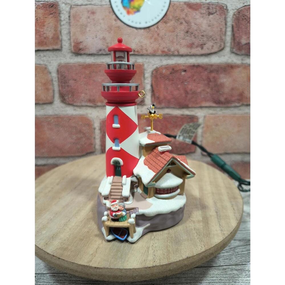 2005 Hallmark Lighthouse Greetings #9 Magic Light Up with Santa Mrs Claus Dock